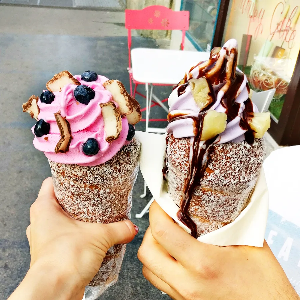 street-cakes-02-local-guide-best-chimney-cakes-budapest-hungary-alizswonderland-20260518_143534.webp